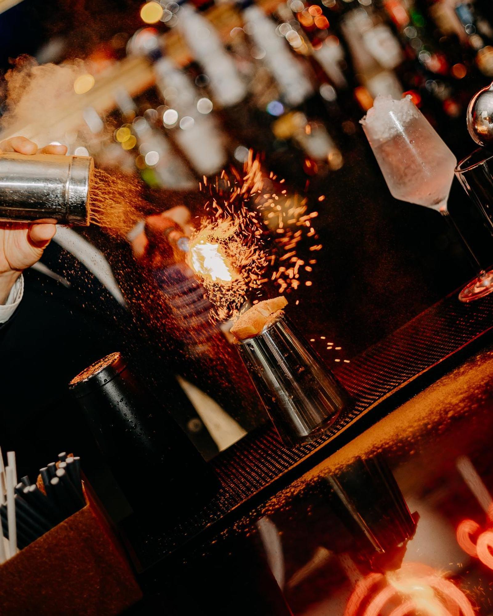 138 Liberdade Hotel Lisboa 外观 照片 A bartender using a cocktail gun to make a flaming shot